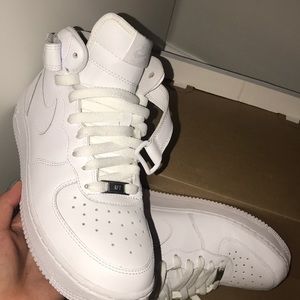 High top Air Force 1.